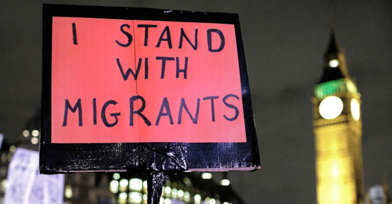 814px-I_stand_with_migrants._Anti-Trump_